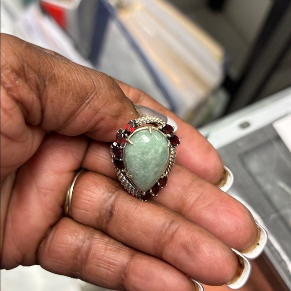 Stunning Jade and Garnet Ring - Picture 5 of 10